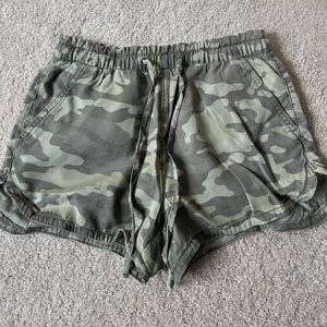 American Eagle camo print shorts